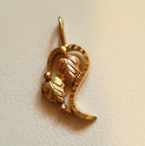 10k two leaves in a heart pendent